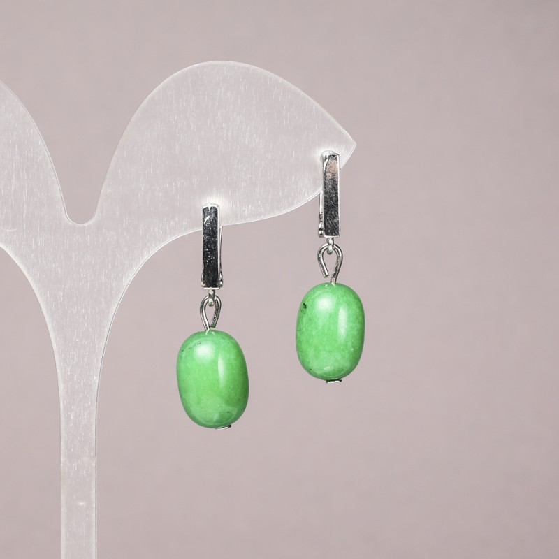 Kolczyki z naturalnego chryzoprazu – gładki beczkowaty kształt, średnica 10×14 mm, długość 32 mm