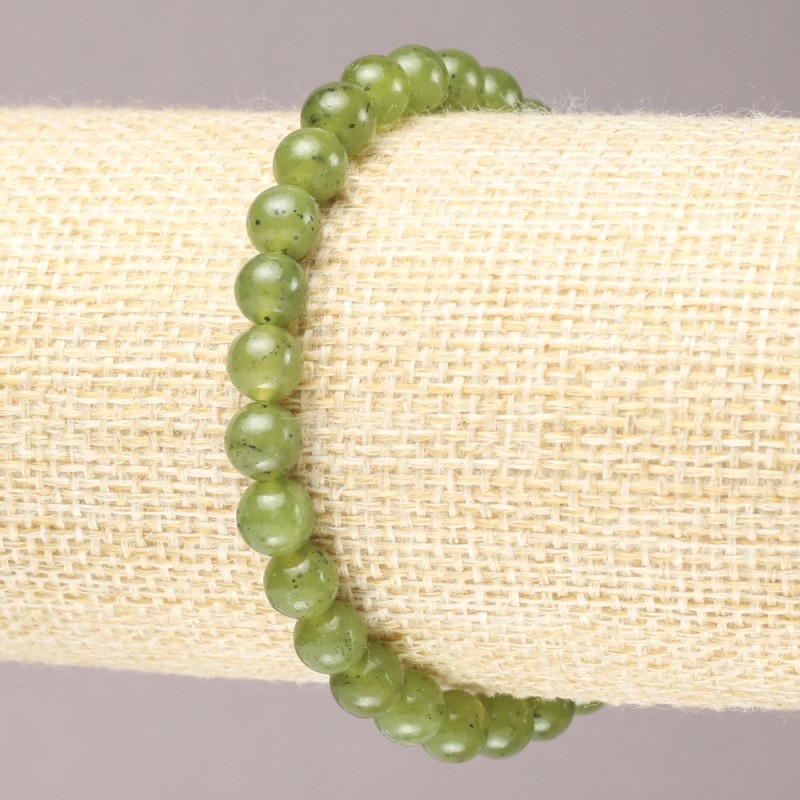 Bransoletka na gumce z naturalnego kamienia – kanadyjski jadeit, gładkie kuleczki, średnica 6,5 mm+