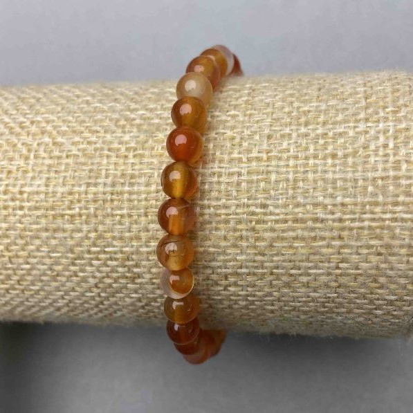 Bransoletka z naturalnego karneolu – gładkie kulki, średnica około 6 mm (elastyczna)