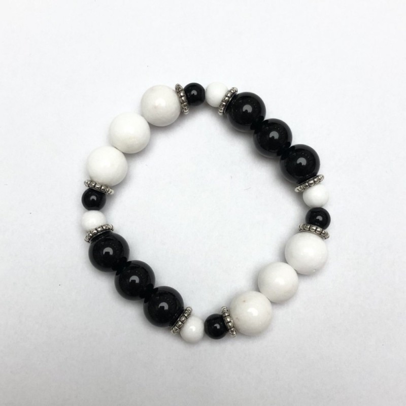 Bransoletka na gumce Yin-Yang z agatu prasowanego, średnica 10–6 mm ±, długość 18 mm, z srebrzystymi wstawkami