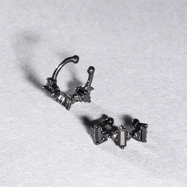 Kaf Xuping z czarnym rodem i czarnymi kryształami 5x12 mm +