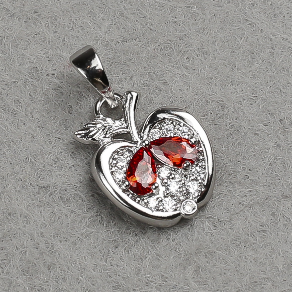 Wisiorek Xuping Rhodiowany „Jabłko” z białymi cyrkoniami i czerwonymi kryształami 21×12 mm +