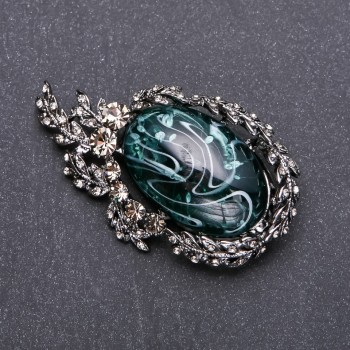 Broszka z szarymi kryształami i szmaragdowym kaboszonem 64×38 mm, metal szary