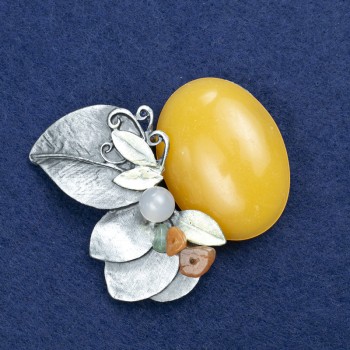 Broszka Gałązka z bursztynem (im.) i kamieniami z asortymentu, metal srebrzysty 60x50 mm +