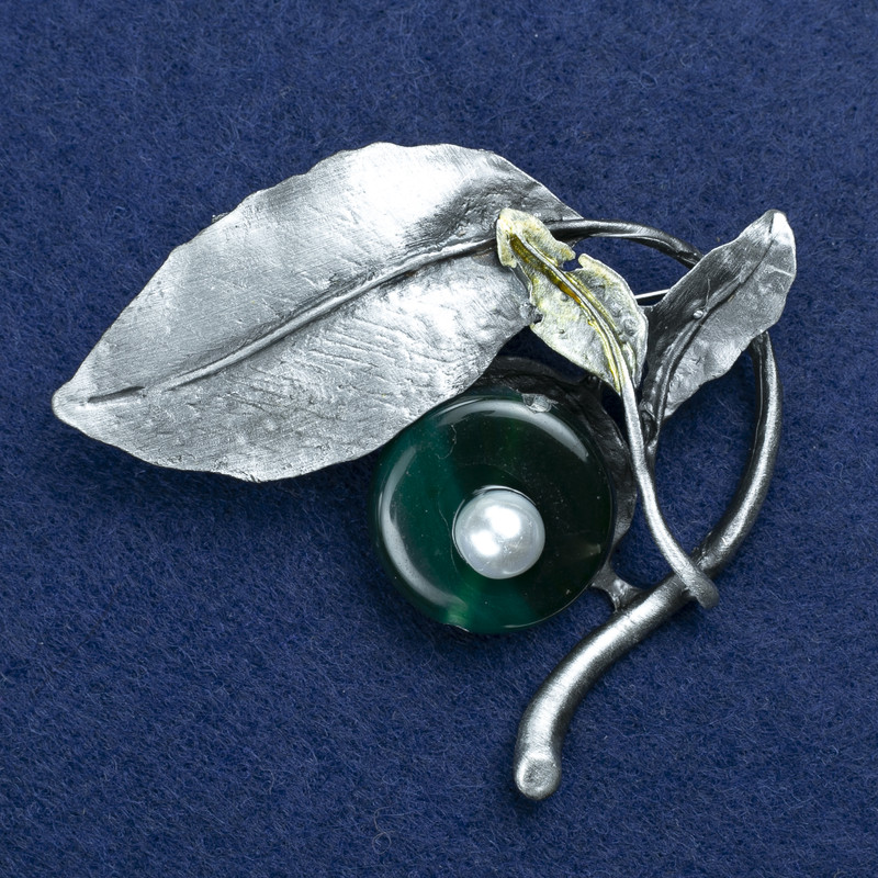 Broszka Gałązka z chryzoprazem i koralikiem, metal srebrzysty, 60×67 mm +
