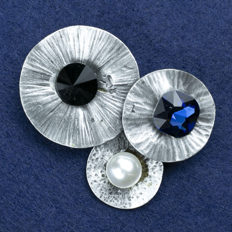 Broszka z kryształami i koralikiem, metal w kolorze srebra, 55×45 mm +