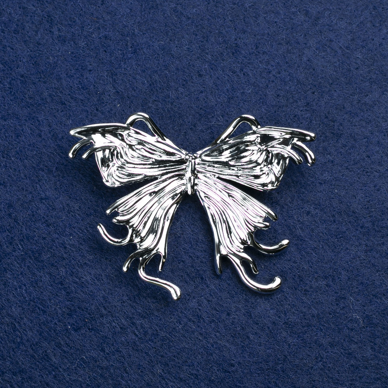 Broszka Motyl ze srebrzystego metalu 50×36 mm +