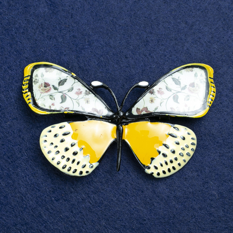Broszka Motyl srebrzysty z metalu i emalii 70×40 mm +