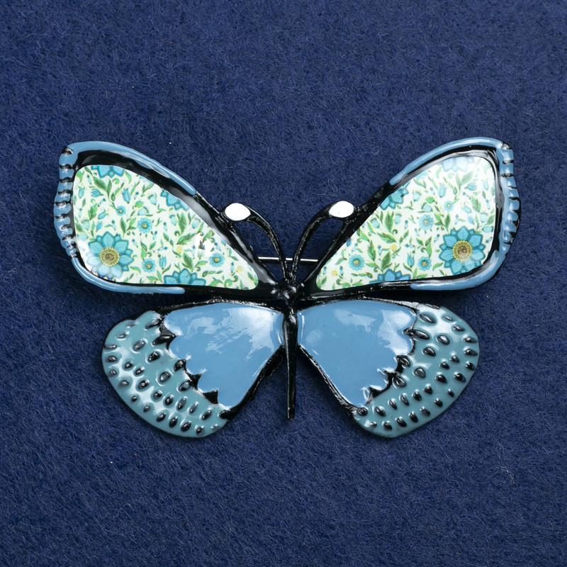 Broszka Motyl srebrzysta z metalu i emalii 70×40 mm +