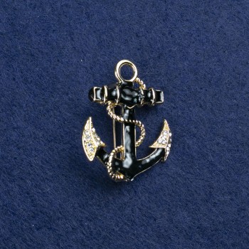 Broszka „Kotwica” w kolorze złotego metalu, emalia z wstawkami perłowymi i kryształami, 31×26 mm