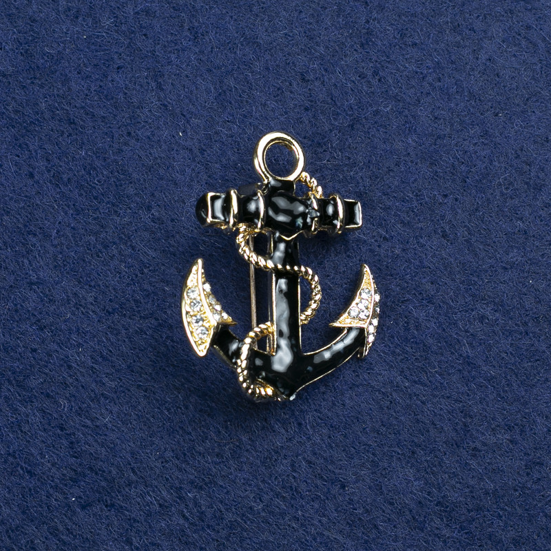 Broszka „Kotwica” w kolorze złotego metalu, emalia z wstawkami perłowymi i kryształami, 31×26 mm