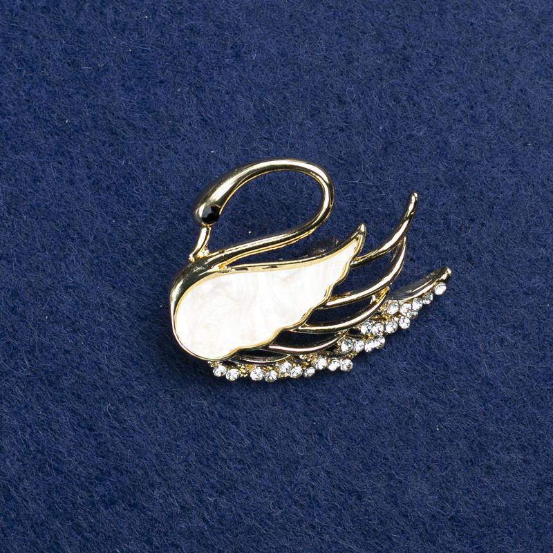 Broszka Łabędź, metal złocisty, masa perłowa i kryształów, 35×28 mm +