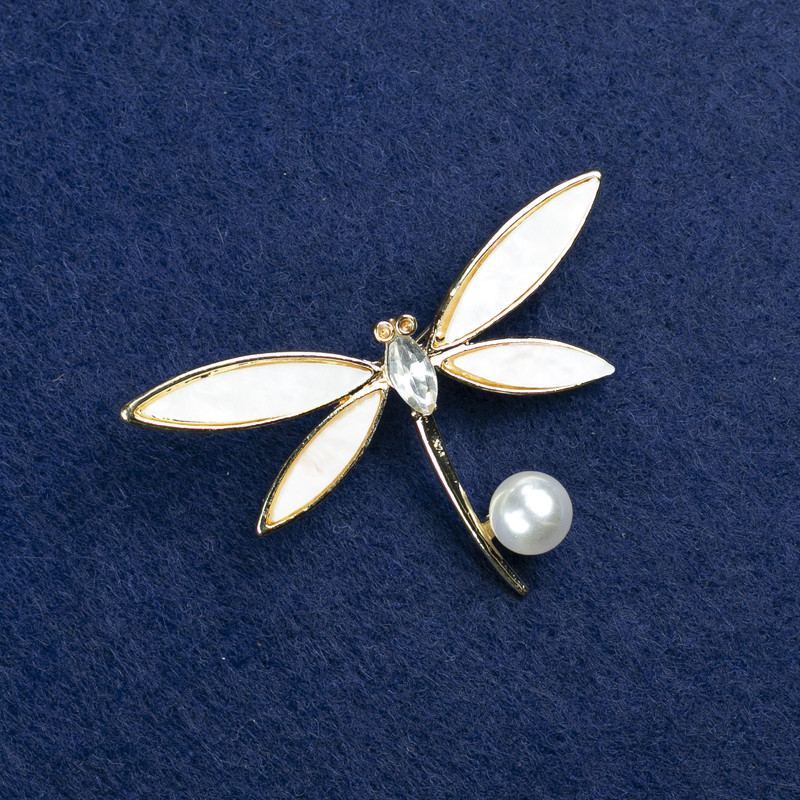 Broszka «Motyl» z złocistym metalem, masą perłową, kryształem i koralikiem 36×52 mm +