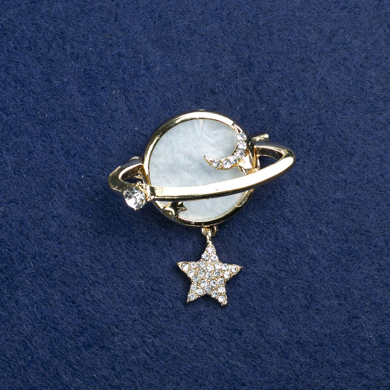 Broszka Planeta z metalem złotym, masą perłową i kryształkami strass 36×38 mm +