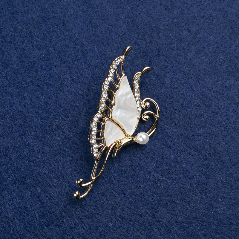 Broszka Motyl złoty metal, perła macierzysta i kryształy z naszyciem z koralików 51×24 mm