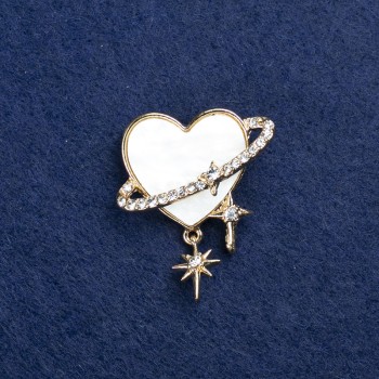 Broszka w kształcie serca, metal złocisty, perłowy połysk i strass 35×30 mm +