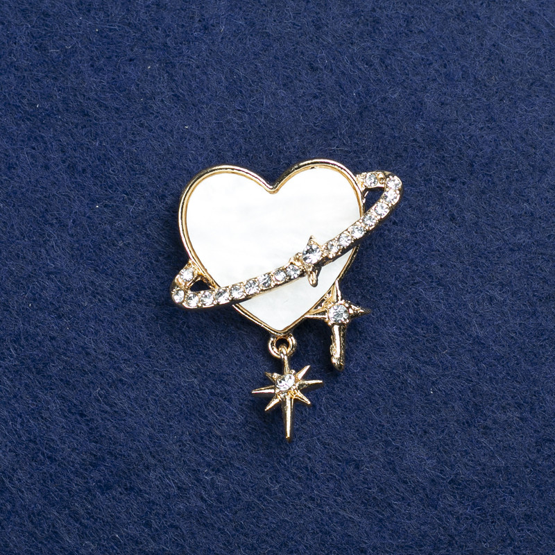 Broszka w kształcie serca, metal złocisty, perłowy połysk i strass 35×30 mm +