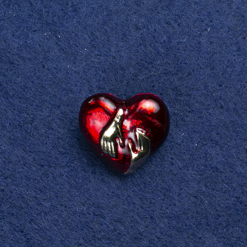 Broszka w kształcie serca, metal złoty i emalia, 20×18 mm