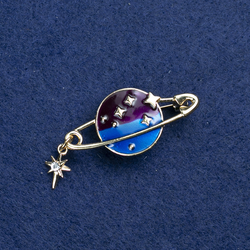 Broszka Planeta z metalem złocistym, emalią i cyrkoniami, 36 × 18 mm +