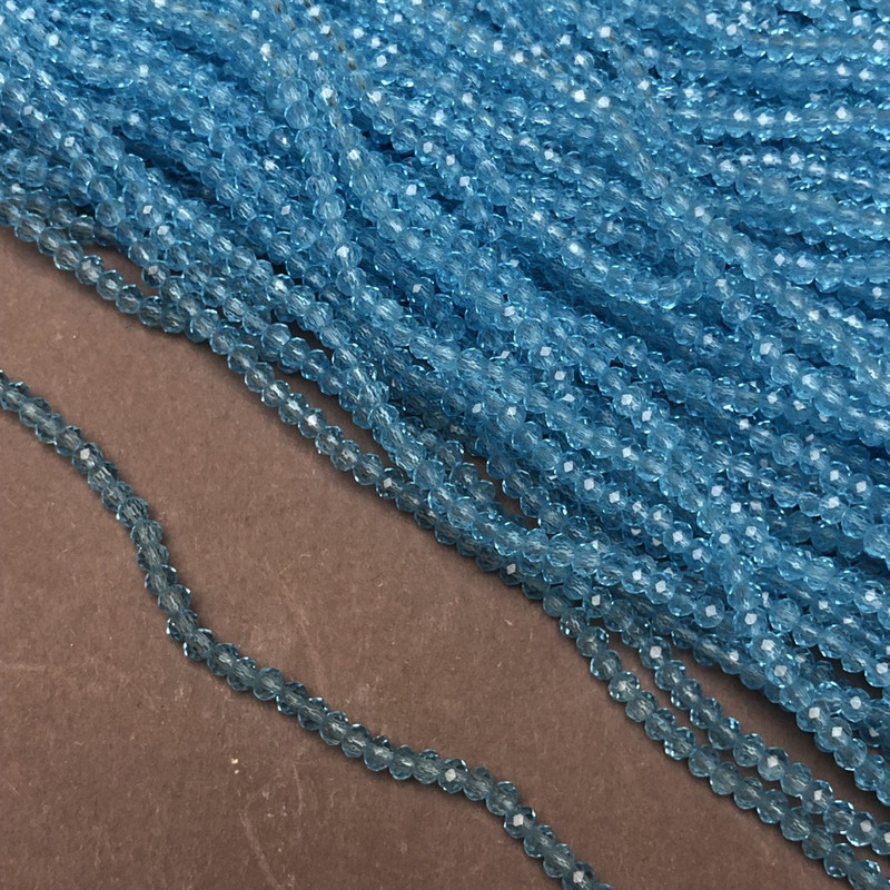 Koraliki czeskiego kryształu na żyłce, niebiesko-przezroczyste, gradowane rondelki, średnica 3x2,5 mm, długość 36 cm