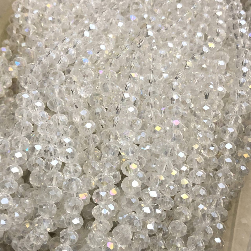Koraliki czeskiego kryształu na nitce, biało-przezroczyste z benzynowym odcieniem, fasetowane rondelki, średnica 6×4,5 mm, długość 38–40 cm