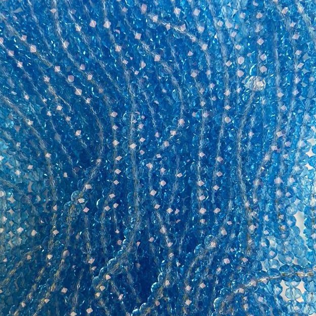 Koraliki kryształu czeskiego na żyłce w intensywnie błękitnym odcieniu, przezroczyste, fasetowany rondel, średnica 6×4,5 mm, długość 38 cm