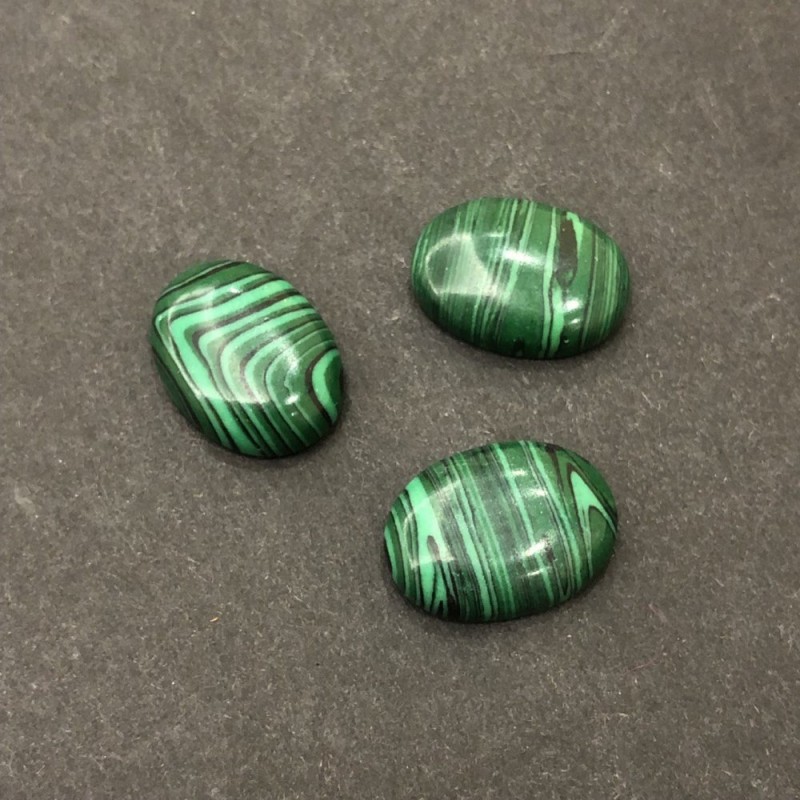 Kaboszon matowy z malachitu 20×15 mm +