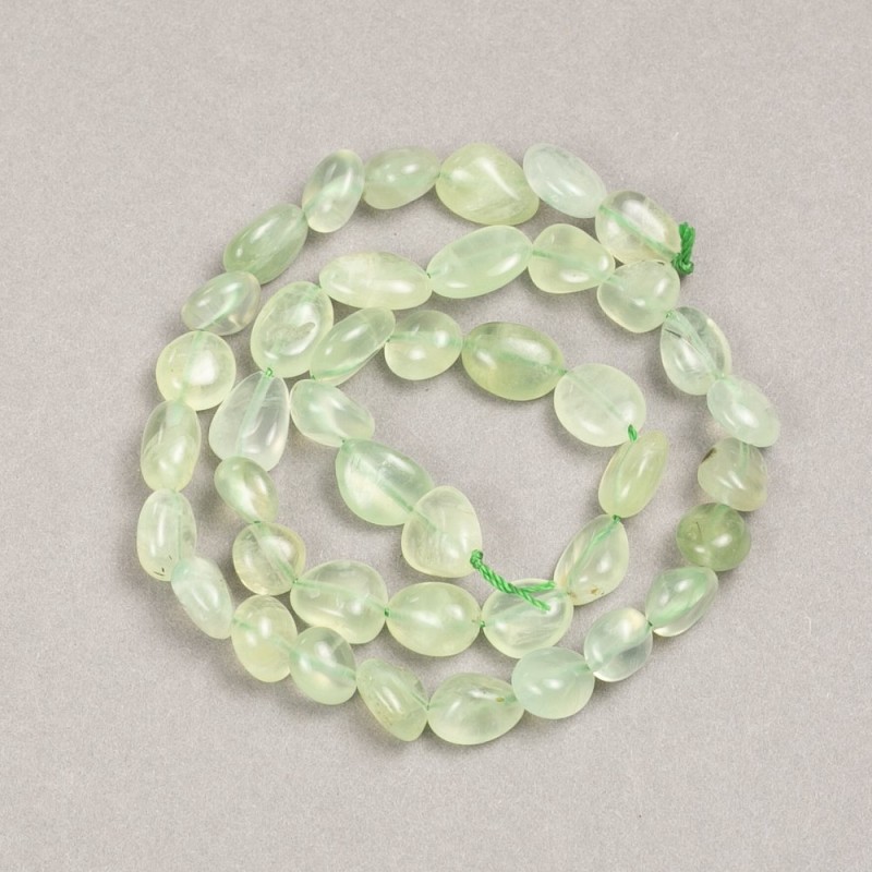 Koraliki na nici z naturalnego prenitu fasetowane, średnica 10×8 mm, długość 38 cm