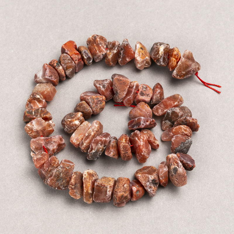Koraliki z czerwonego jaspisu na nici, nieobrobione, w formie kaboszonów, średnica 13×8 mm (±), długość 41 cm