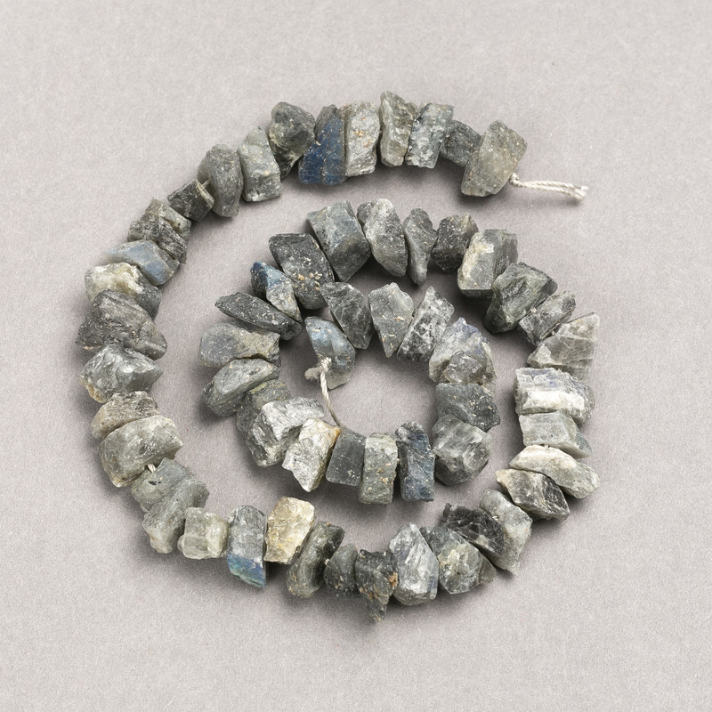 Koraliki z labradorytu na nitce, nieoszlifowane, w kształcie łezki, o wymiarach 13×8 mm, długość 41 cm