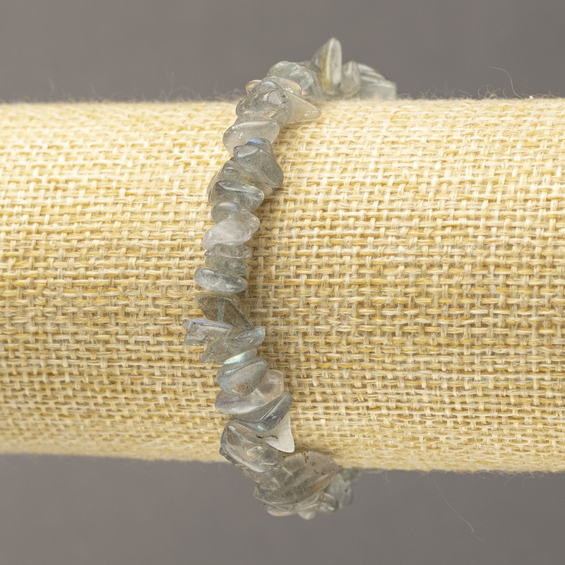 Bransoletka na gumce z labradorytem, drobne fragmenty 10×3 mm+
