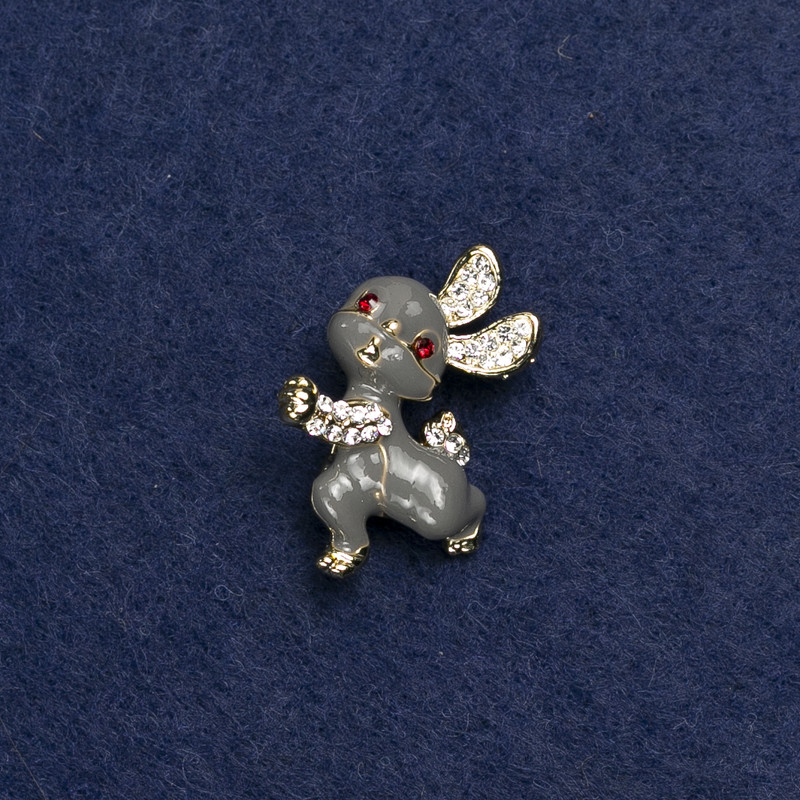 Broszka «Zajączek» z metalem złocistym, emalią i cyrkoniami 24×21 mm +