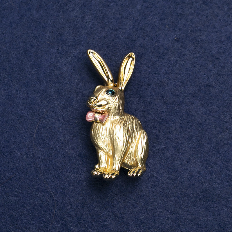 Broszka Króliczek z kokardką, metal złocisty, emalia i kryształki 45×20 mm +
