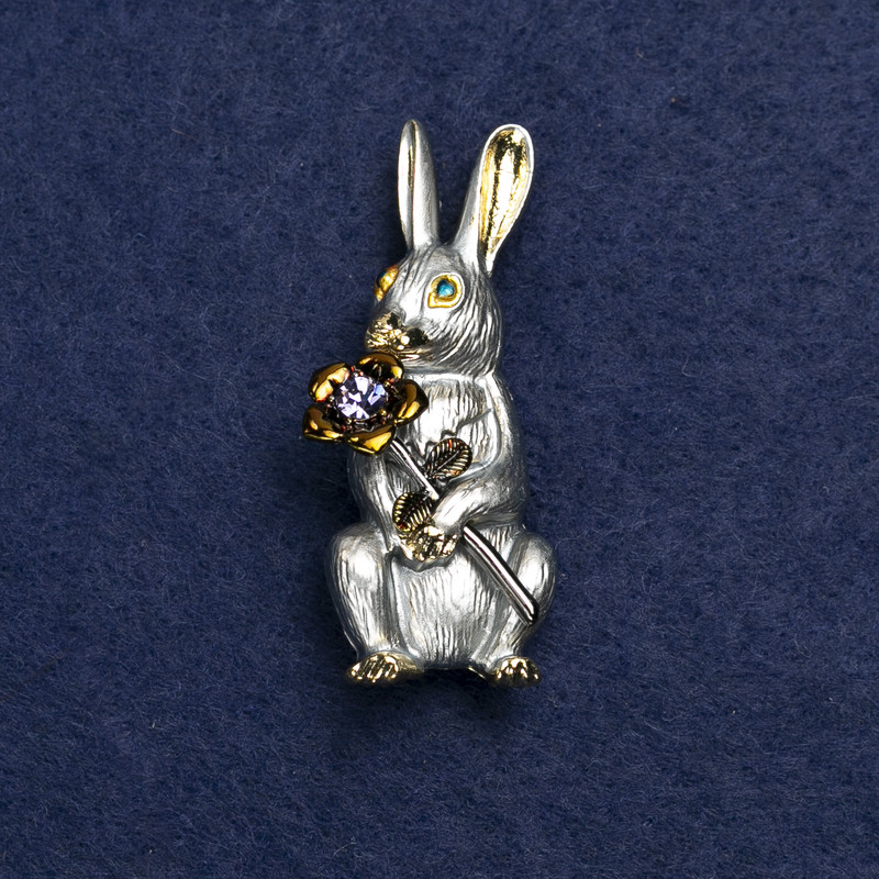 Broszka Zajączek z kwiatkiem – złocisty metal, emalia i kryształy 50×22 mm +