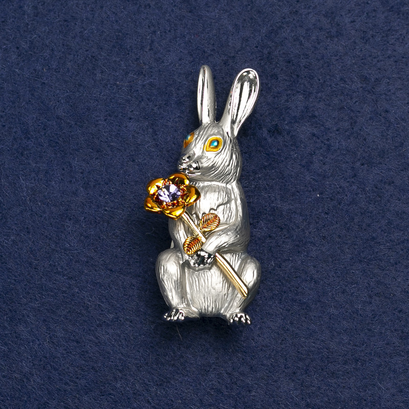 Broszka Zajączek z kwiatkiem, srebrzysty metal, emalia i kryształy, 50×22 mm +
