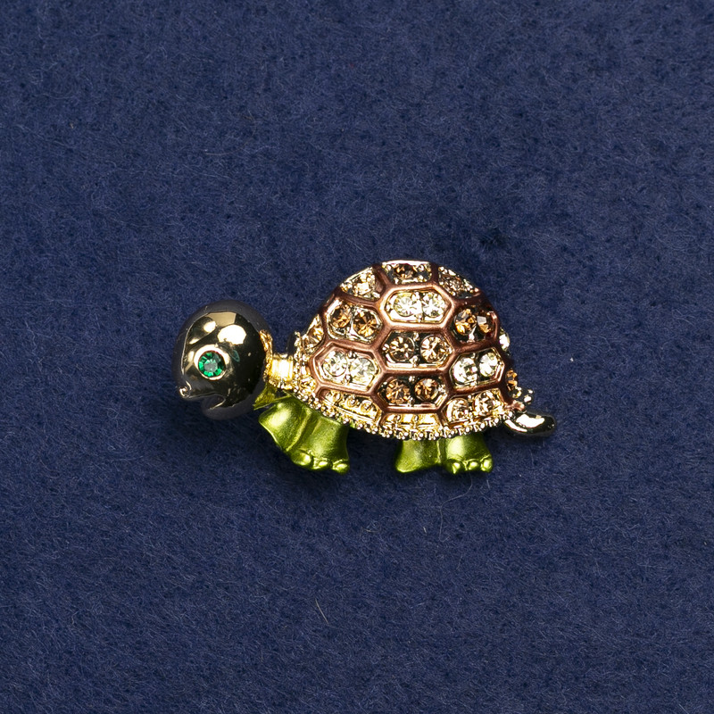 Broszka w kształcie żółwia z metalem złotym, emalią i kryształami, 40×23 mm