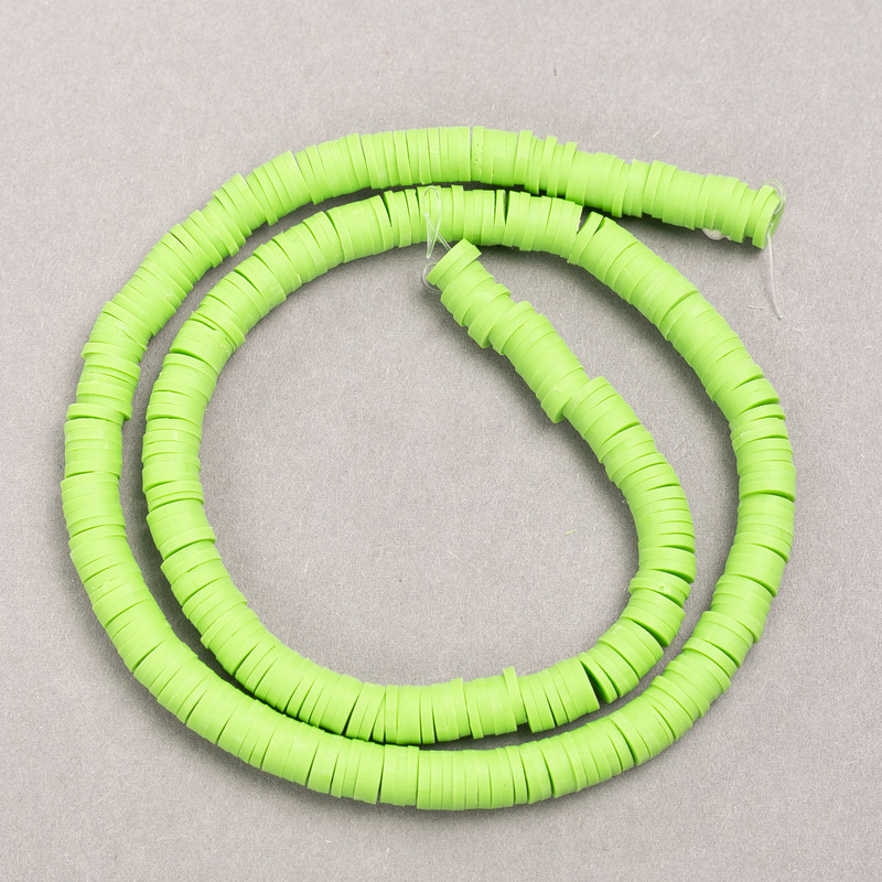 Koraliki okrągłe płaskie z masy plastycznej w kolorze sałatkowym, średnica około 6 mm, grubość około 1 mm, długość 40 cm.
