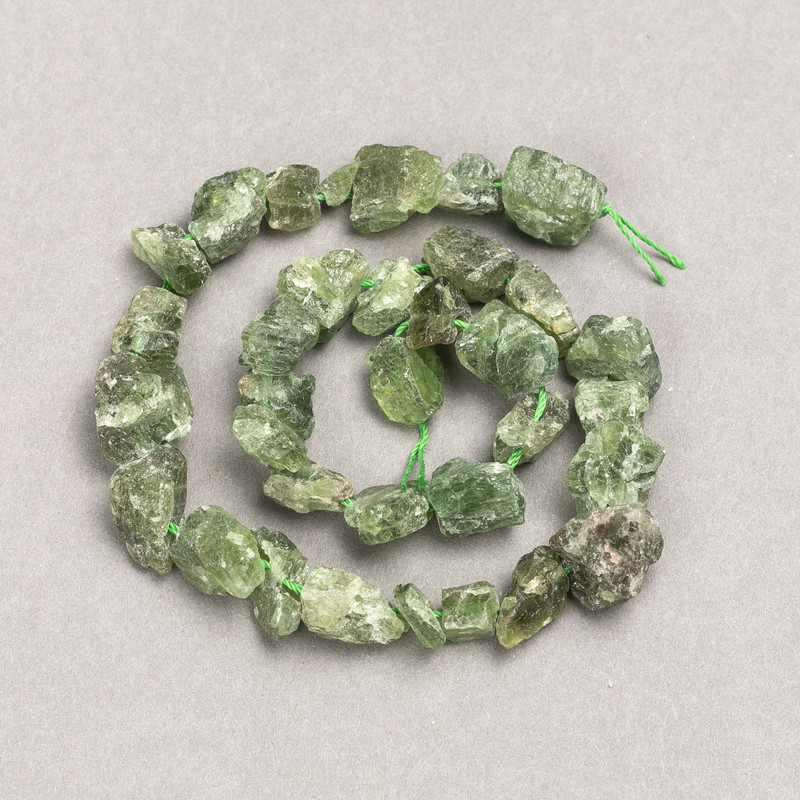 Koraliki na nici z nieobrobionego chryzoprazu — bryłki o średnicy 13x10 mm (±), długość 41 cm
