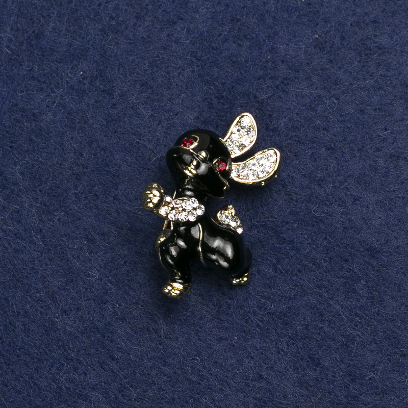 Broszka Zajączek z metalem złocistym, emalią i kryształkami strassowymi 24×21 mm +