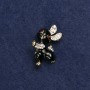 Broszka Zajączek z metalem złocistym, emalią i kryształkami strassowymi 24×21 mm +