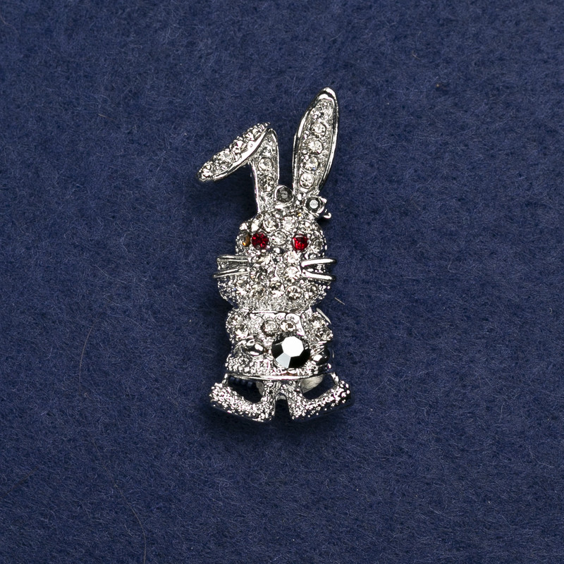 Broszka Zajączek – srebrzysty metal i strass, 42×19 mm +