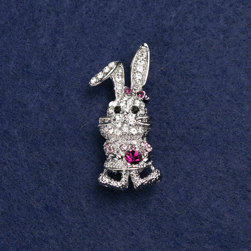 Broszka Zajączek, srebrzysty metal i kryształy, 42×19 mm +