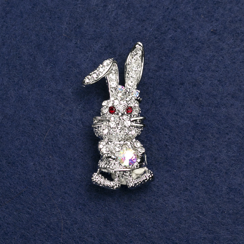 Broszka Zajączek – srebrzysty metal i cyrkonie, 42×19 mm
