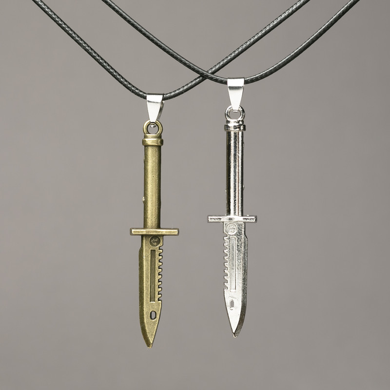 Zestaw dwóch wisiorków – Noże na sznurku, 70×12 mm, długość 45–50 cm