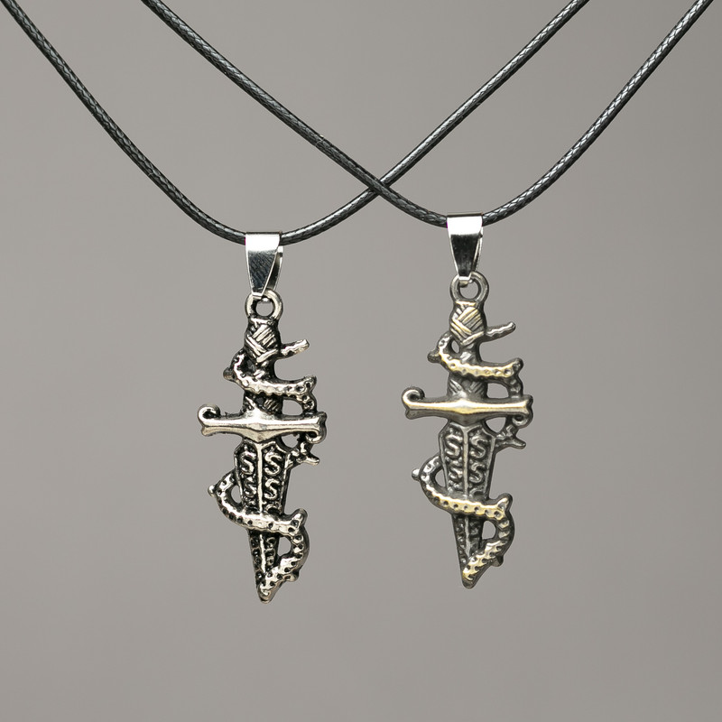 Zestaw dwóch wisiorków Kinżal na sznurku 47×16 mm, długość 45–50 cm