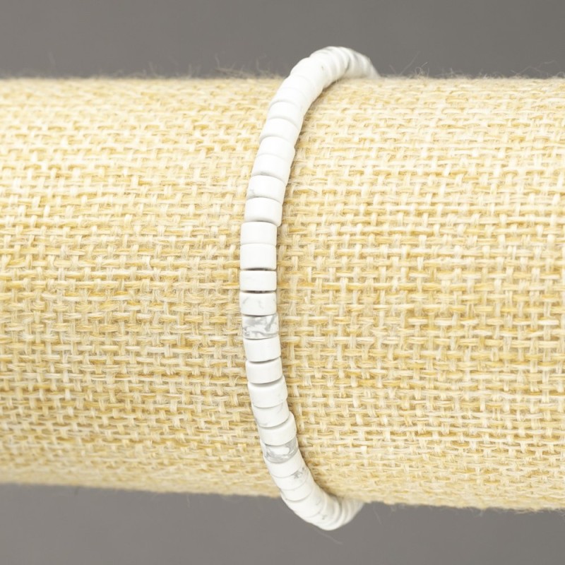 Bransoletka na gumce z naturalnym howlitem w kształcie rondeli, średnica 4×2,5 mm, długość 18 cm+