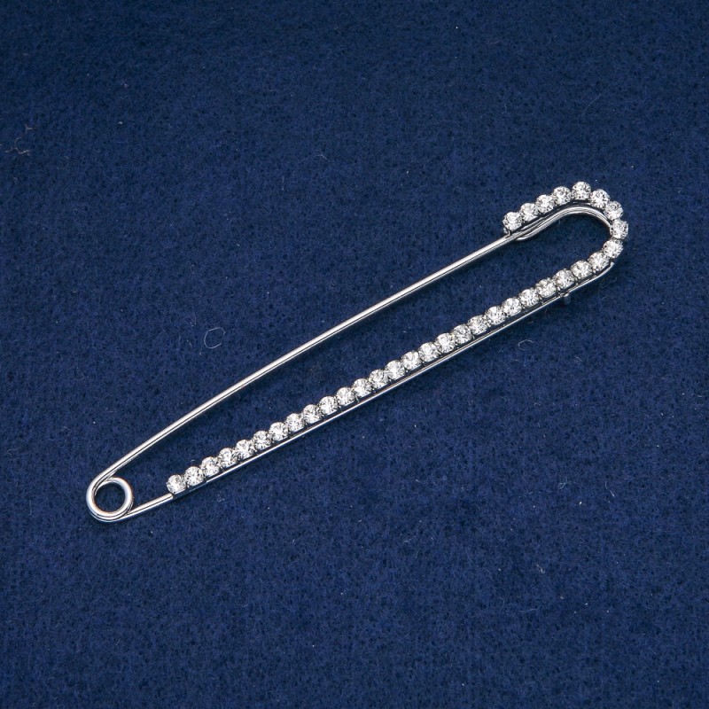 Broszka-spinka z szarymi kryształami, metal srebrzysty 16×101 mm