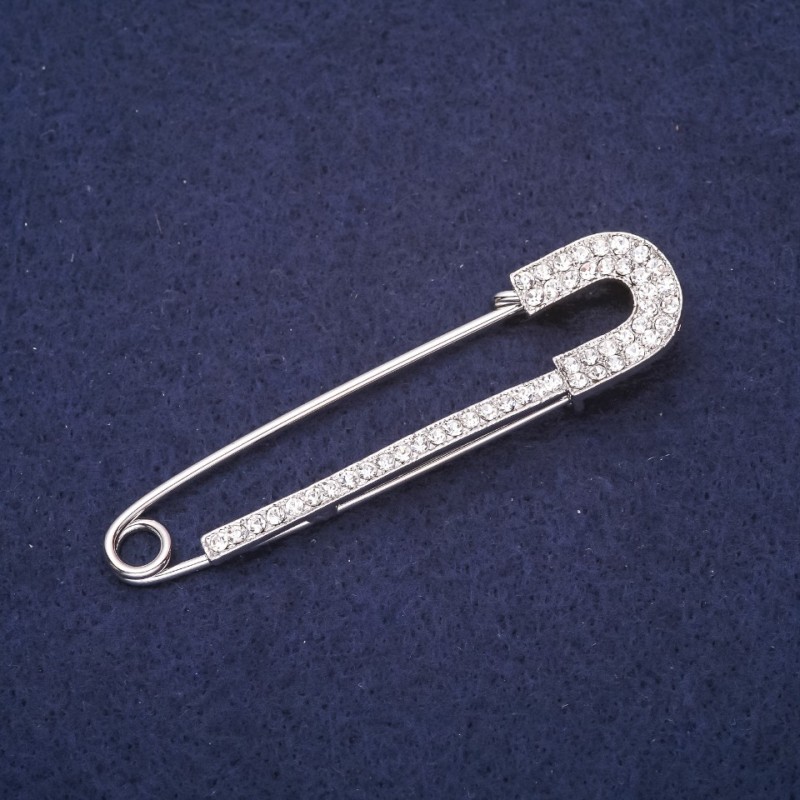 Broszka–spinka z białymi kryształkami 72×18 mm, metal w kolorze srebra