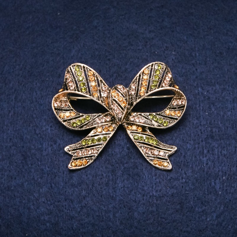 Broszka Akcent Kokarda 55×45 mm, strassy, kolor zielony i żółty, metal złocisty
