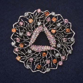 Broszka Akcent 53×53 mm, kryształy w kolorach: błękitny, żółty i liliowy, metal srebrzysty